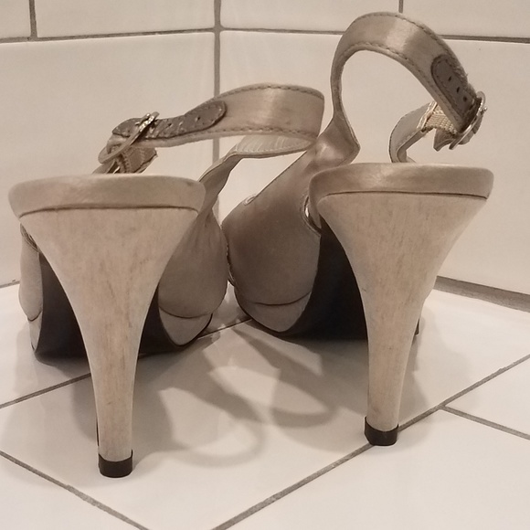 NWOT Mootsies Tootsies Silver Satin Slingbacks - Picture 2 of 4